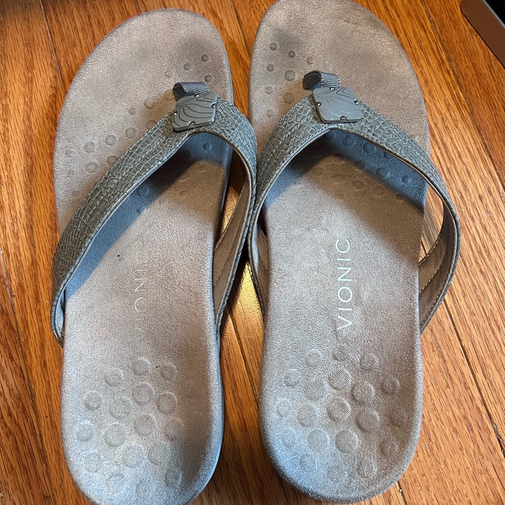 Vionic gray flip flops